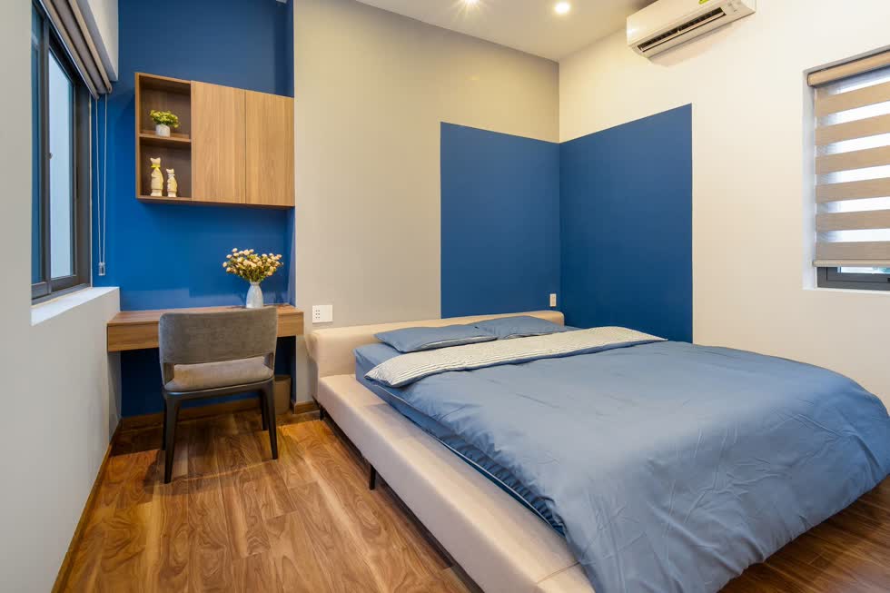 Một phòng ngủ khác mang gam màu xanh - ghi trẻ trung, sinh động hơn.
