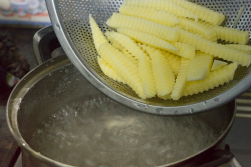 Các bước đơn giản cho món khoai tây chiên với vỏ giòn tan 