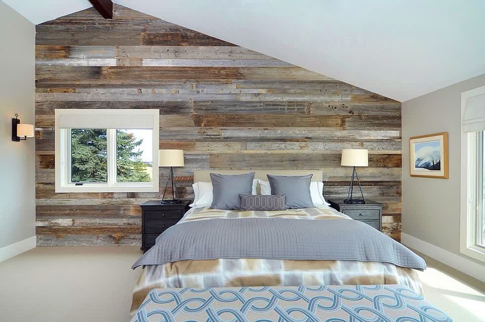  Bức tường điểm nhấn ốp gỗ mộc mạc kết hợp với màu trắng sáng chủ đạo mang đến sự cân đối, hài hòa cho phòng ngủ hiện đại.  