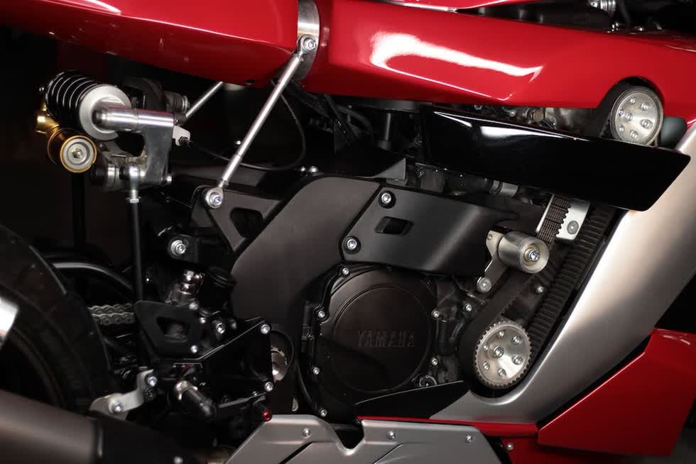 Động cơ của xe lấy từ sport bike Yamaha FZR 1000.