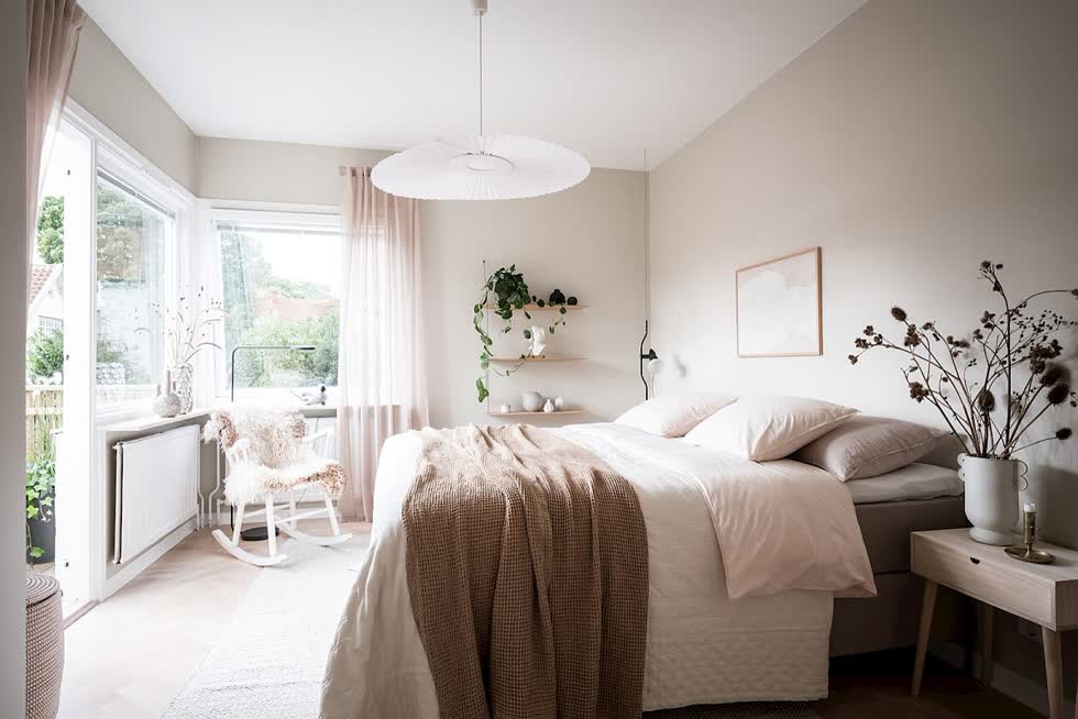   Kết cấu ấm áp, cây trồng trong nhà và màu trung tính kiến tạo phòng ngủ hiện đại hoàn hảo.  