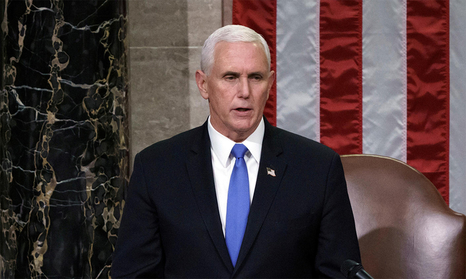 Phó tổng thống Mỹ Mike Pence trong phiên họp của Thượng viện, ngày 7/1. Ảnh: Reuters.