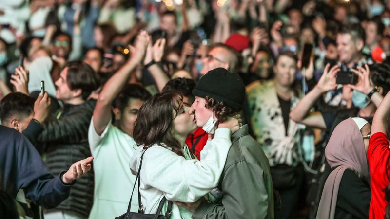Một cặp đôi đang hôn nhau khi đón năm mới tại quảng trường Federation ở Melbourne, Australia. Ảnh: Getty