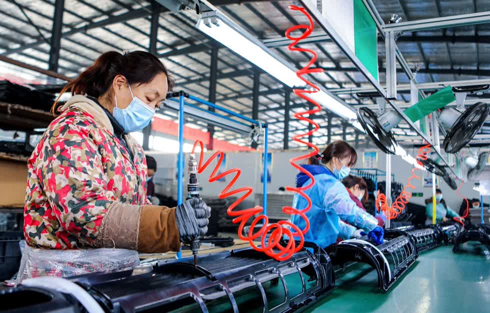 Công nhân làm việc tại một nhà máy ở tình Hồ Bắc, Trung Quốc. Ảnh: THX