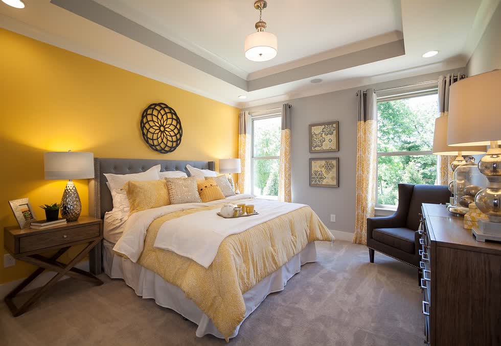   Hai màu vàng - xám được sử dụng cân đối, hài hòa trong phòng ngủ hiện đại.  