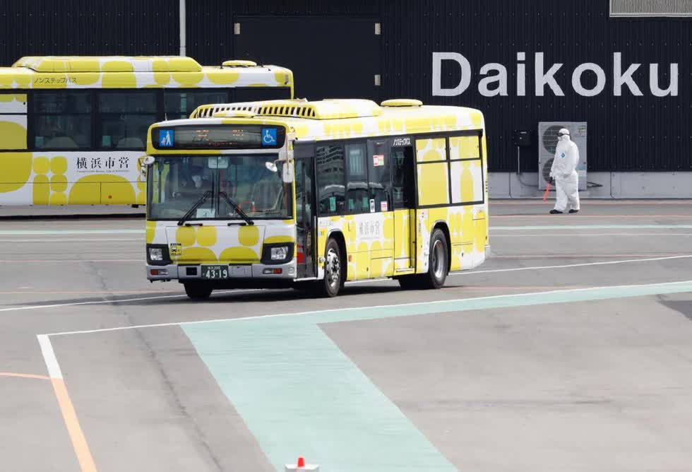 Những chiếc xe buýt cùng cán bộ y tế chờ sẵn bên ngoài để đưa hành khách rời khỏi cảng. Ảnh: Reuters.