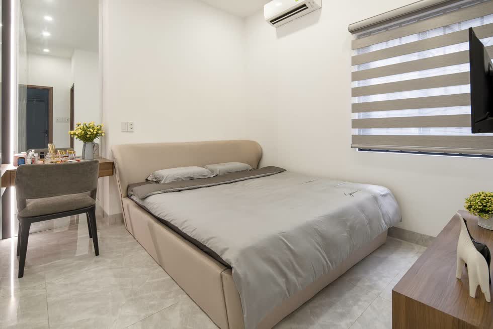 Phòng ngủ mang phong cách tối giản cùng gam màu trung tính nền nã.