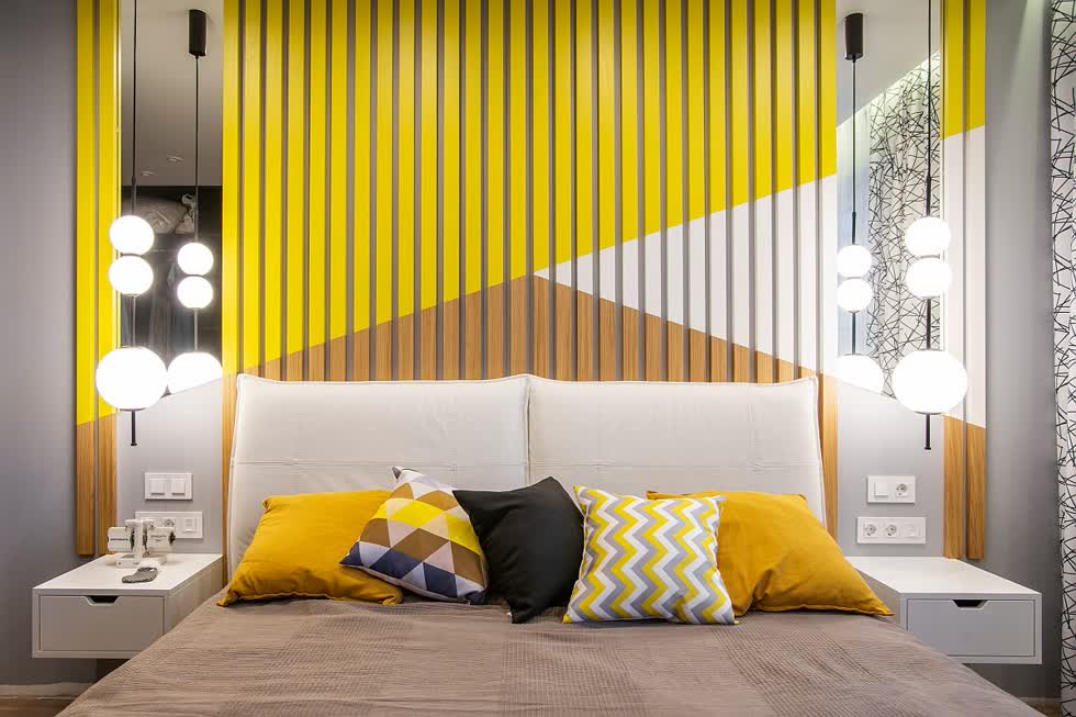 Một sự kết giữa màu vàng và xám với màu trắng cho một phòng ngủ hiện đại rạng ngời.