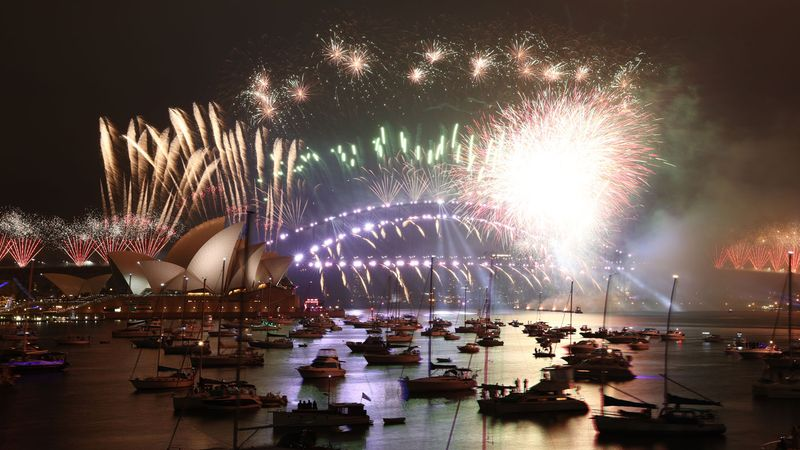 Pháo hoa đêm giao thừa ở Sydney nhìn từ Mrs Macquarie's Point. Ảnh: Dominic Lorrimer