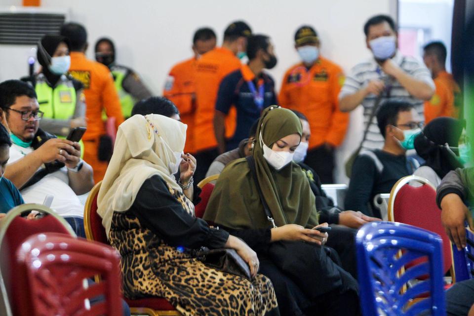   Thân nhân của các hành khách trên chuyến bay Sriwijaya Air mất tích SJY182 chờ tin tức tại sân bay Supadio ở Pontianak vào ngày 9/1. Ảnh: AFP  