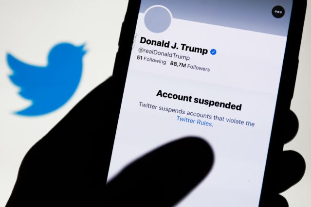Cổ phiếu của Twitter giảm 7% sau khi cấm cửa TT Trump.
