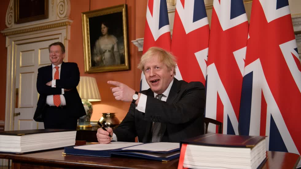 Thủ tướng Anh Boris Johnson ra hiệu khi chụp ảnh sau khi ký thỏa thuận thương mại Brexit với EU tại London vào ngày 30/12/2020. Ảnh: Reuters