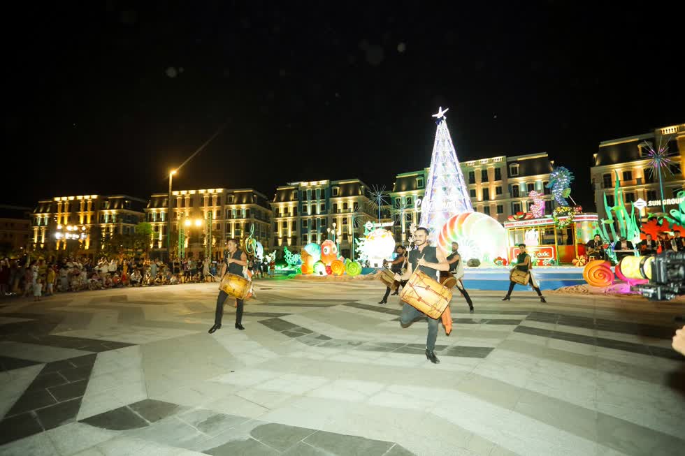 Sự kiện Đêm Noel sôi động tại quảng trường Bãi Kem