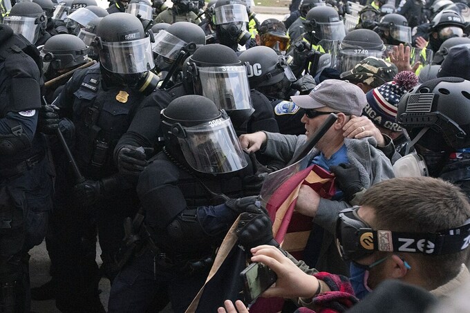 Cảnh sát ngăn chặn người biểu tình ở Đồi Capitol hôm 6/1. Ảnh: AP.