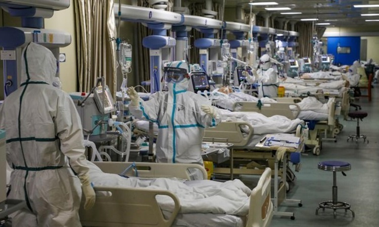 Các bác sĩ điều trị bệnh nhân nhiễm nCoV tại bệnh viện ở Vũ Hán hôm 9/2. Ảnh: Reuters.