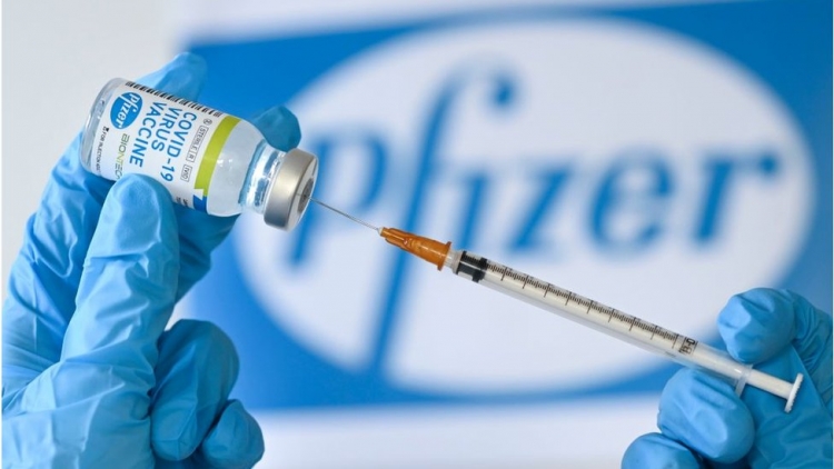 Vaccine COVID-19 của Pfizer/BioNTech có thể chống lại biến chủng mới virus SAR-CoV-2. Ảnh: BBC.