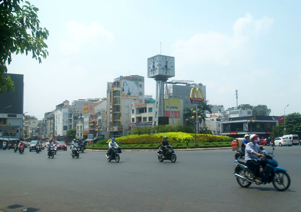 Tình hình giao thông tại bùng binh Điện Biên Phủ (quận 1) vào cao điểm.