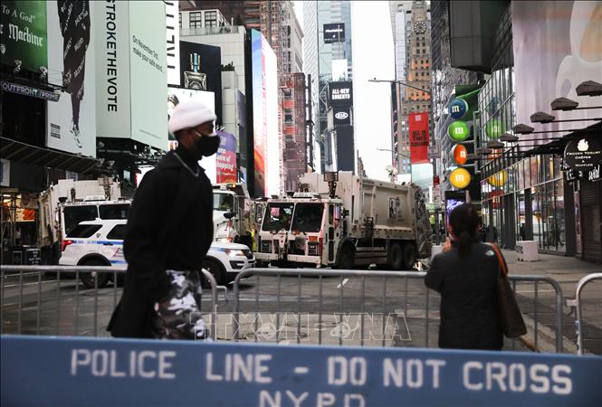   Cảnh sát Mỹ phong tỏa tuyến đường xung quanh Quảng trường Thời đại ở thành phố New York, trước thời điểm quả cầu pha lê được thả xuống vào thời khắc giao thừa. Ảnh: THX/TTXVN  