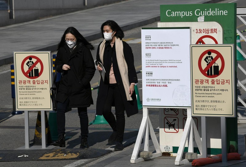   Thêm 31 người nhiễm Covid-19 ở Hàn Quốc làm dấy lên lo ngại về khả năng “siêu lây lan”. Ảnh: Reuters.  