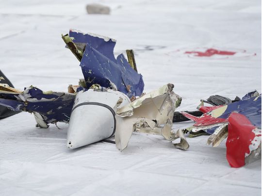 Các mảnh vỡ được thu hồi từ hiện trường vụ tai nạn Sriwijaya Air SJ 182 nằm bên bến tàu tại cảng Tanjung Priok ở Jakarta.