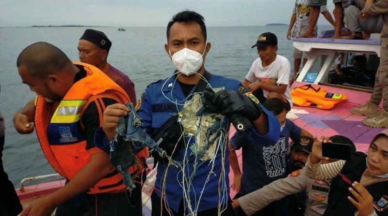 Những vật thể được cho là thiết bị và đồ dùng của hành khách trên máy bay mất liên lạc thuộc Hãng hàng không Sriwijaya Air, Indonesia. Ảnh: Twitter.