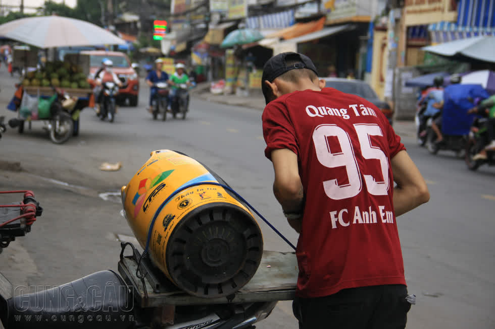 Giá gas giảm mạnh khi thời tiết vẫn ấm áp ở phía đông ngày cuối tuần.