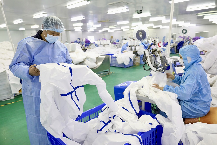   Ông Zeng Qingchang, phó tổng giám đốc của Tập đoàn Crown Name, kiểm tra quần áo bảo hộ tại một nhà máy ở quận Tân Châu của Vũ Hán, tỉnh Hồ Bắc của Trung Quốc, ngày 14/2/2020.  