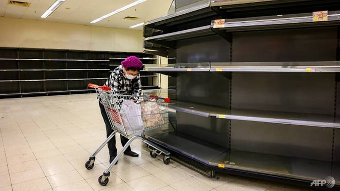 Mọi kệ hàng tiêu dùng và thực phẩm trong siêu thị ở Hồng Kông bị vét sạch chỉ sau vài giờ mở cửa.
