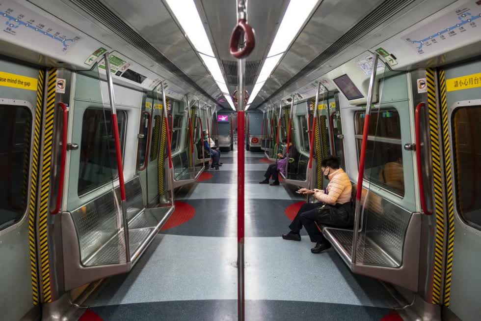   Các phương tiện công cộng những ngày thường là những phương tiện được ưu tiên sử dụng tại Trung Quốc nhưng từ ngày dịch bệnh bùng phát, lượng người dân sử dụng rất ít. Trong ảnh là một vài hành khách trên chuyến tàu phía Đông ở Hồng Kông.  
