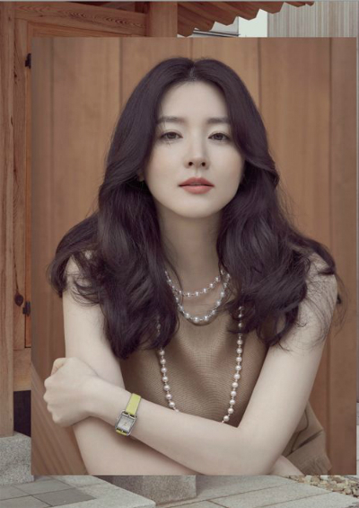 Lee Young Ae - nàng Dae Jang Geum nổi tiếng của điện ảnh Hàn đẹp dịu dàng với chuỗi ngọc trai dáng dài cổ điển.