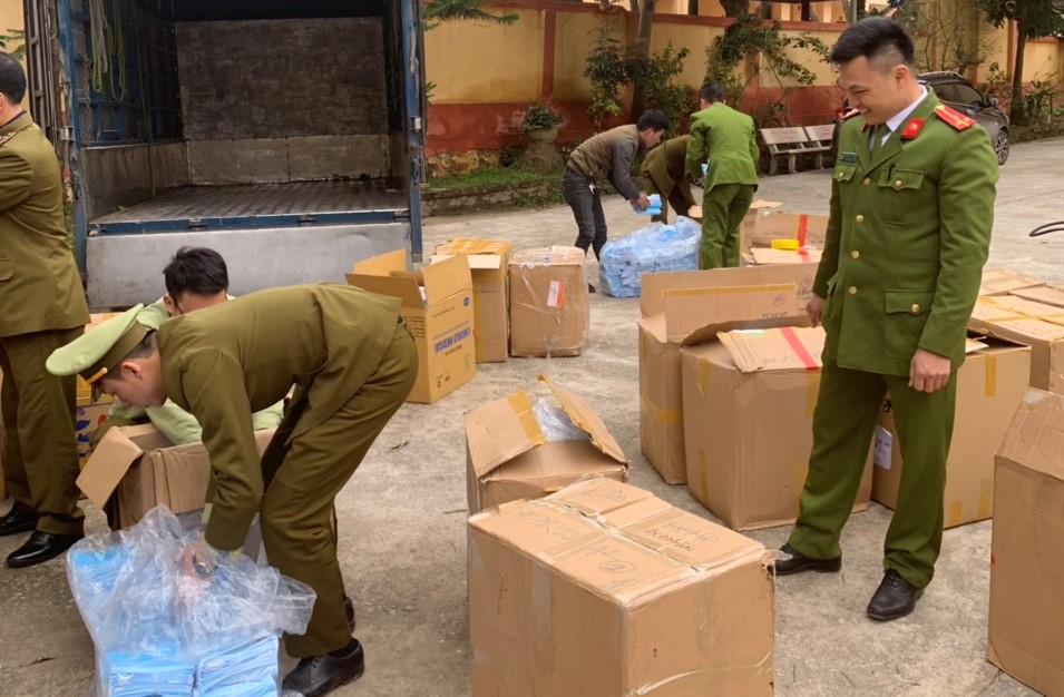Lực lượng chức nanbgws tỉnh Lạng Sơn đã thu giữu toàn bộ số lượng khẩu trang vi phạm. Ảnh: Duy Hiệu.