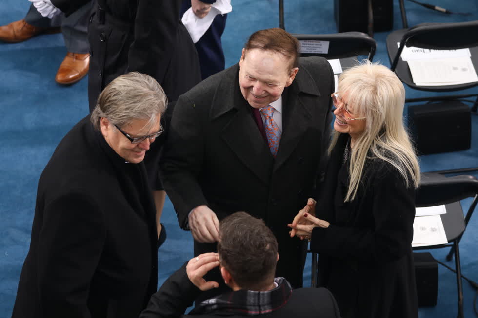   Hai vợ chồng Adelsons và Stephen K. Bannon tại lễ nhậm chức của Tổng thống Donald Trump năm 2017. Ông Adelson là nhà tài trợ lớn nhất cho chiến dịch tranh cử Tổng thống Trump. Ảnh: The New York Times  
