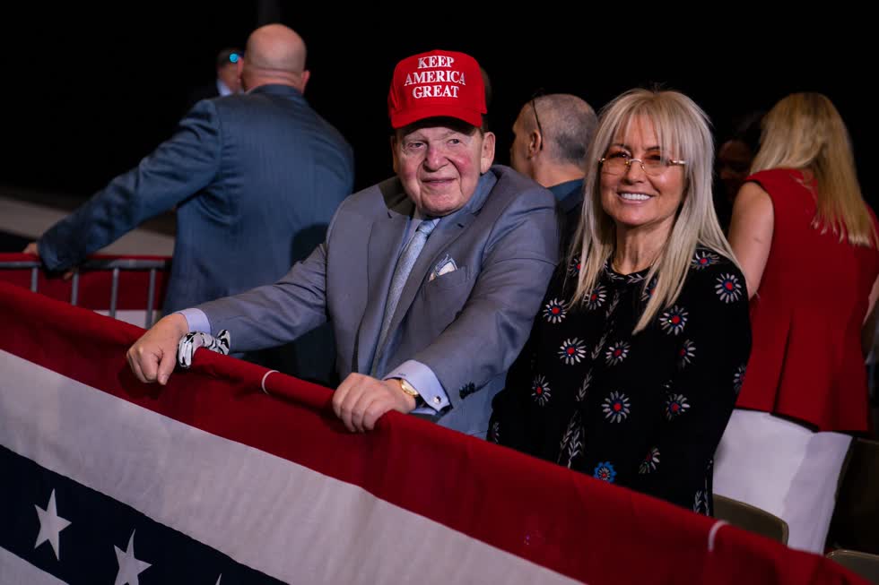 Hai vợ chồng Adelsons và Stephen K. Bannon tại một cuộc vận động tranh cử cho ông Trump vào tháng 2 năm ngoái tại Trung tâm Hội nghị Las Vegas. Ảnh: Associated Press