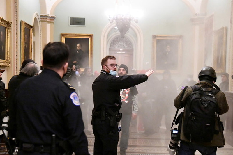 Cảnh sát tìm cách chặn đường người biểu tình đột nhập trụ sở Quốc hội Mỹ trên Đồi Capitol ngày 6/1. Ảnh: Reuters