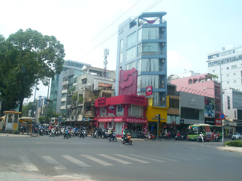 Chốt giao thông tại ngã tư Điện Biên Phủ - Hai Bà Trưng (quận 1) sáng nay: dòng xe đông nhưng di chuyển trật tự, không xảy ra tình trạng kẹt xe, chờ đợi như trước đây.