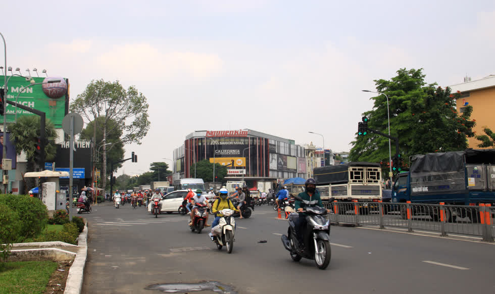 Ngã tư Nguyễn Oanh - Phan Văn Trị luôn là điểm nóng giao thông của quận Gò Vấp, tuy nhiên những ngày này dòng xe di chuyển qua lại khá thông thoáng, không xảy ra tình trạng kẹt xe.