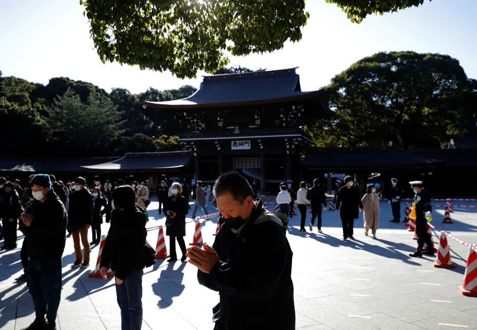 Người dân viếng đền Meiji Jingu trong Năm mới 2021 tại Tokyo, Nhật Bản ngày 1/1/2021. Ảnh:Reuters