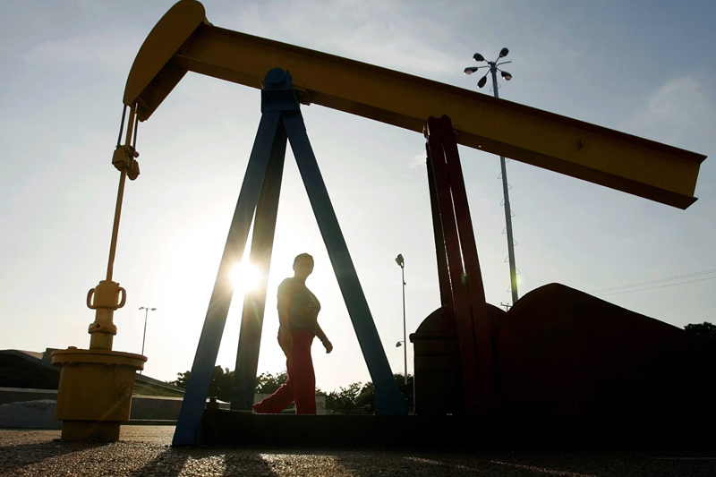 Giá xăng dầu ngày 10/2: Giảm xuống đáy thấp nhất gần 3 năm.