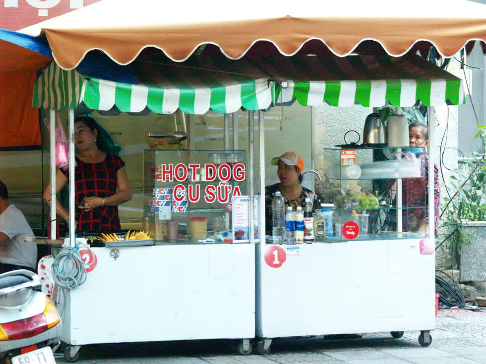 Người bán nhiều hơn người mua là tình trạng chung của các dịch vụ ăn uống tại Sài Gòn những ngày này. (Ảnh: Tri Thức)