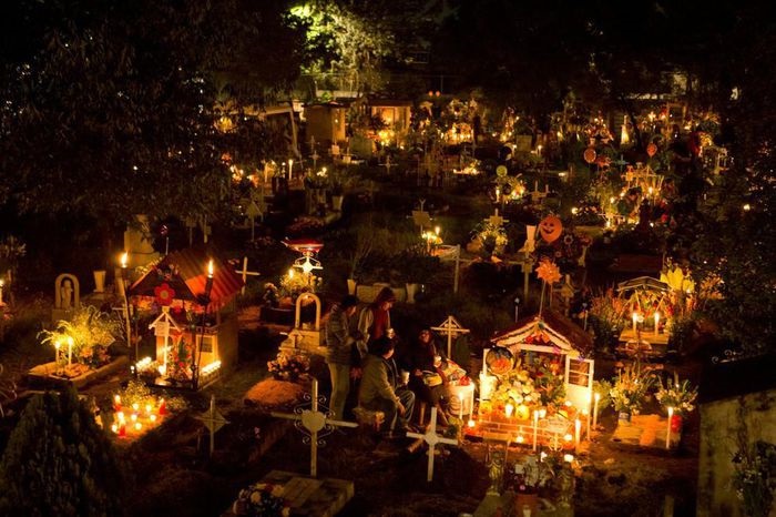 Phong tục kỳ lạ đón năm mới tại nghĩa trang của người Chile.