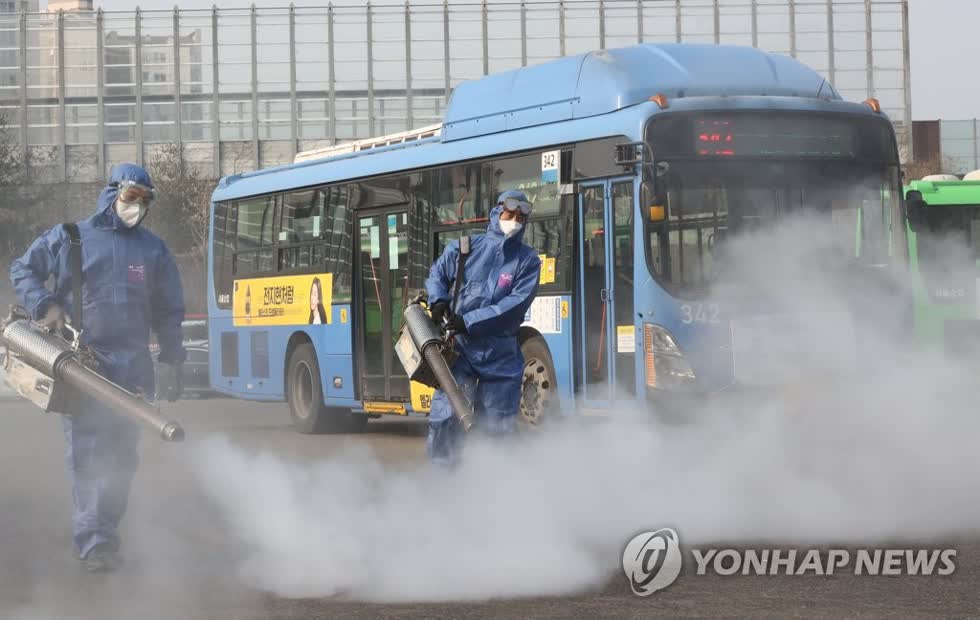 Các nhân viên y tế đang khử trùng đường phố ở Hàn Quốc.