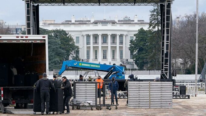 Một sân khấu đang được dựng lên tại công viên Ellipse gần Nhà Trắng để chuẩn bị cho cuộc biểu tình ngày 6/1. Ảnh: AP.