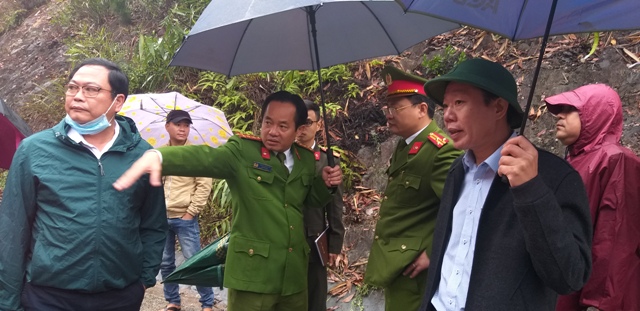  Đại tá Đặng Ngọc Sơn và Thượng tá Nguyễn Thanh Tuấn, Phó Giám đốc Công an tỉnh đã có mặt kịp thời xử lý việc cứu hộ, cứu nạn và chỉ đạo điều tra nguyên nhân.  