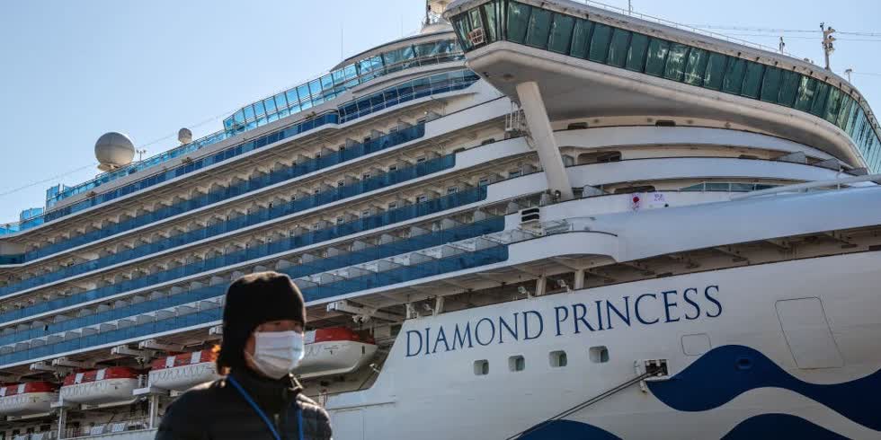  Đối với thủy thủ đoàn, công ty chủ quản của du thuyền Diamond Princess sẽ quyết định thời điểm những thủy thủ không nhiễm nCoV được rời tàu.   