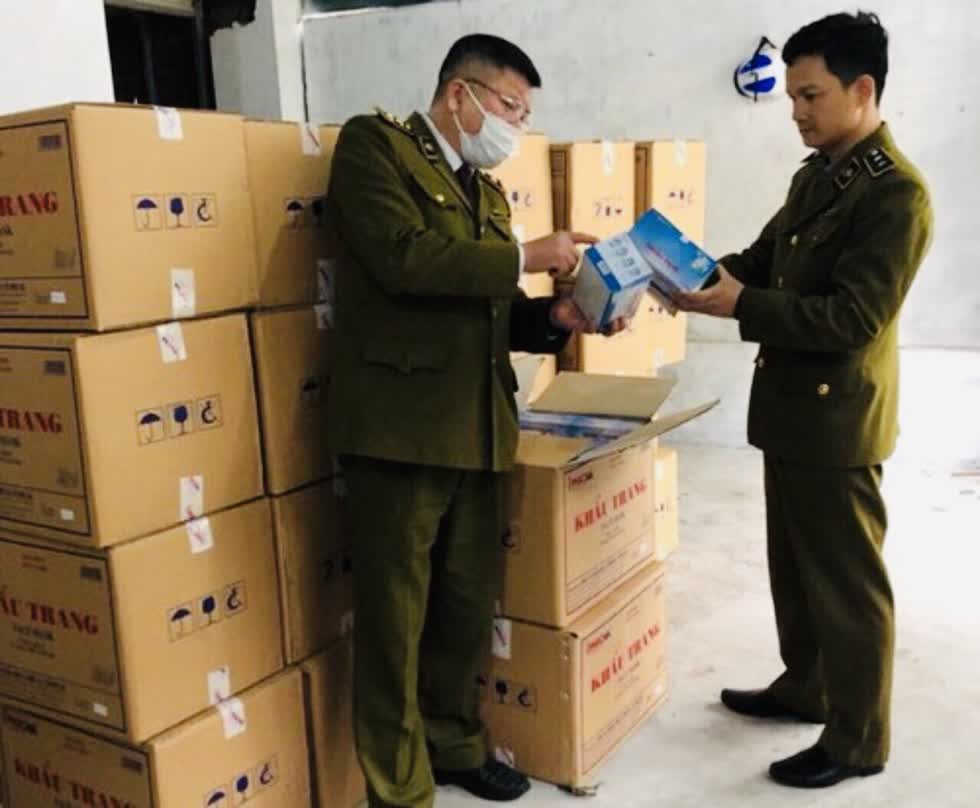 Lực lượng QLTT Hà Nội thu giữ toàn bộ số khẩu trang y tế không rõ nguồn gốc.