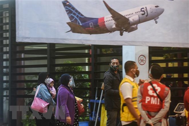 Thân nhân các nạn nhân trên chuyến bay xấu số chờ tin người thân tại Tangerang, Indonesia. Ảnh: TTXVN.