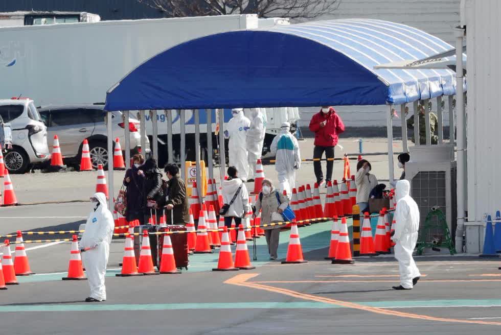   Bộ Y tế Nhật Bản cho biết những hành khách trên tàu Diamond Princess sau khi lên bờ sẽ được đưa tới nhà ga Yokohama và các nhà ga tàu hỏa khác trong khu vực. Ảnh: Reuters.  