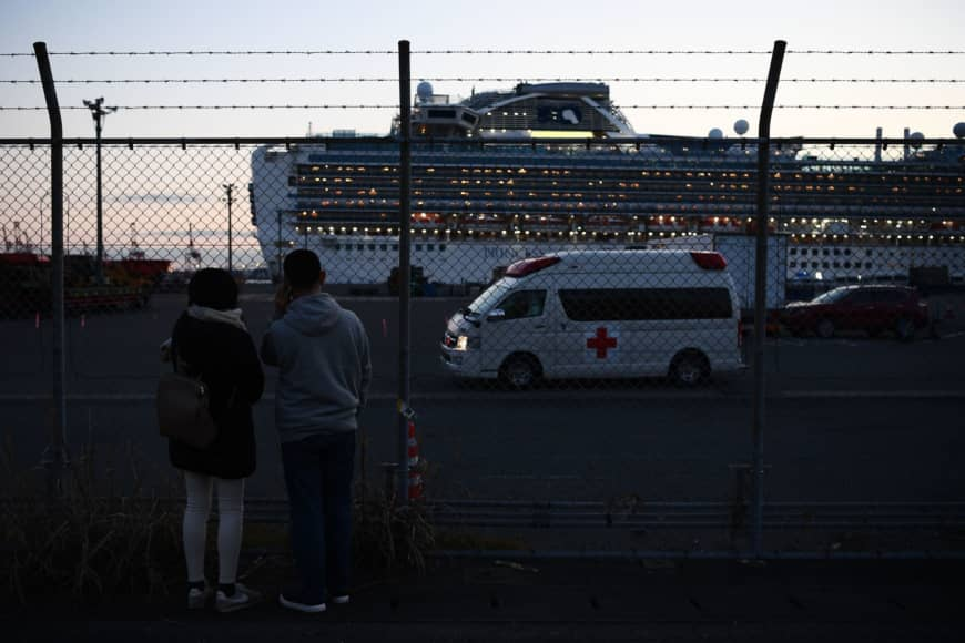 Người thân của hành khách đứng trước tàu du lịch Diamond Princess ở Yokohama hôm 11/2. Ảnh: AFP.