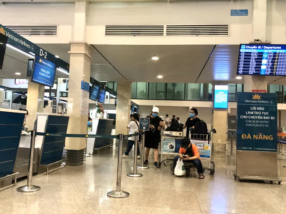 Sân bay Tân Sơn Nhất vắng tanh do dịch COVID-19