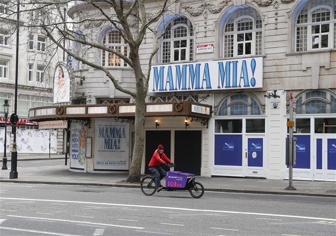   Một nhà hát tại trung tâm thủ đô London, Anh đóng cửa trong bối cảnh các biện pháp hạn chế được áp dụng để phòng dịch COVID-19 ngày 29/12/2020. Ảnh: THX/TTXVN  